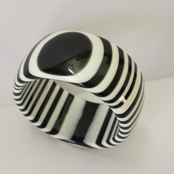 Vintage 60’s Black and White Lucite Op Art Bangle Bracelet - Picture 4 of 7